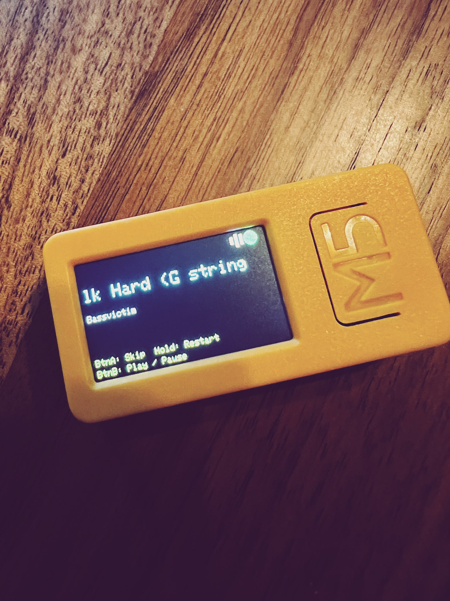 Schematik で iPhone の Spotify App をコントロールするコードを作ってみた。今はキャラクター表示だけど…